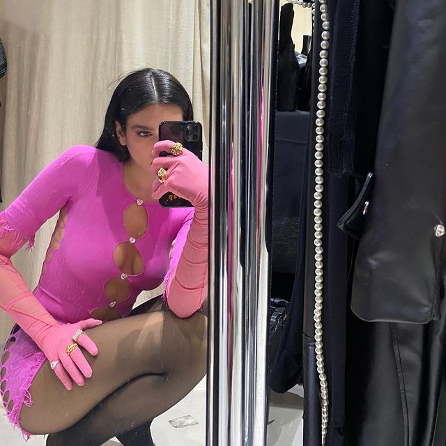 &quot;Дырявые&quot; платья - новый тренд: Кайли Дженнер, Ким Кардашьян, Дуа Липа и другие звезды, которые их обожают